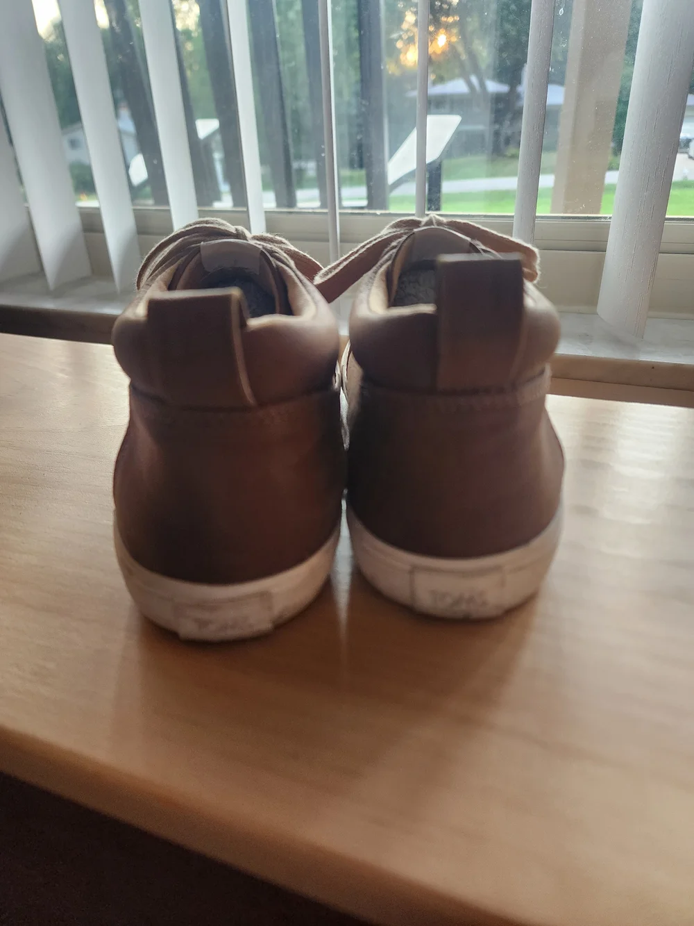 TOMS Boys Fenix Mid Top Sneaker Toffee Brown Size 6